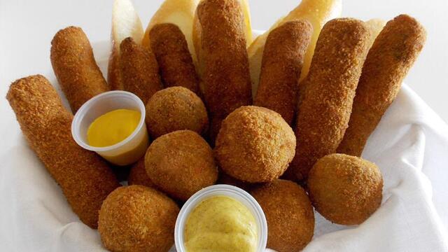 Camilan Gurih Khas Belanda: Pesona Bitterballen & Kroket
